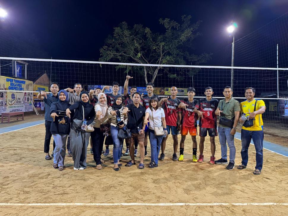 MENGIKUTI KEGIATAN BOLA VOLY